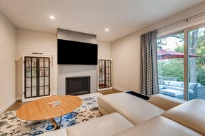 Smart TV, chimenea, reproductor de DVD y libros 