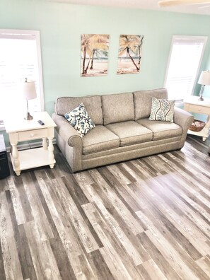 Smart TV, video games, DVD player, books - Close to beach, Pet friendly, Golf cart (Myrtle Beach)