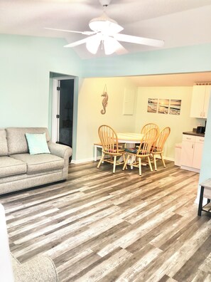 Smart TV, video games, DVD player, books - Close to beach, Pet friendly, Golf cart (Myrtle Beach)