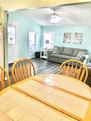 Smart TV, video games, DVD player, books - Close to beach, Pet friendly, Golf cart (Myrtle Beach)