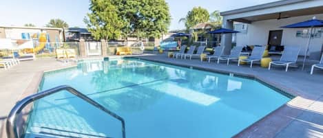 Una piscina al aire libre, una piscina climatizada