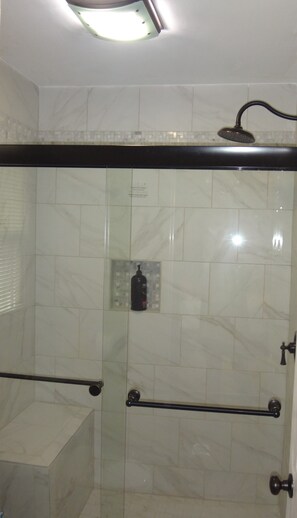 Combined shower/bathtub, hair dryer, towels, soap