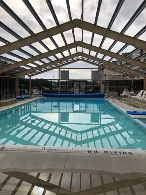 Piscine couverte, piscine extérieure