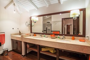 Shower, hair dryer, towels, soap - Luxurious Orient Bay Villa with Spectacular Views (St Martin)