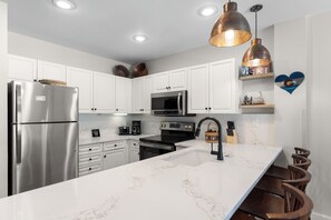 Geladeira, micro-ondas, fogão, cooktop