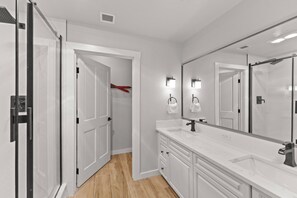 Combined shower/bathtub, hair dryer, towels, soap - Fully Remodeled River Run Condo, 5-Min Walk to Lifts, Shared Pool & Hot Tubs (Keystone)