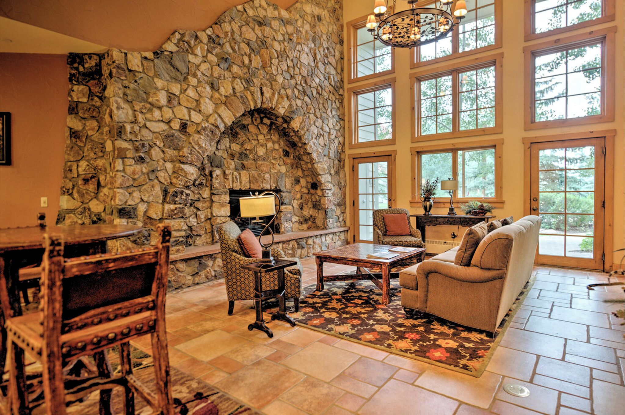 Télévision, cheminée