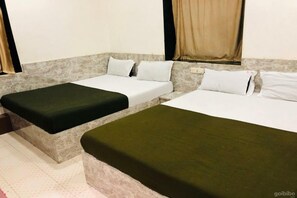 Quadruple Room | Free WiFi - Hotel Sanjary (Mumbai)