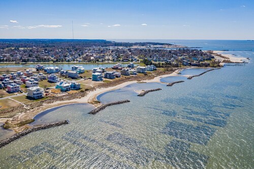Only 1 Block to the Beach - Community Pool - Featured on HGTV!