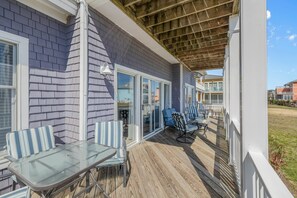Outdoor dining - Only 1 Block to the Beach - Community Pool - Featured on HGTV!  (Cape Charles)