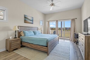 4 bedrooms, desk, iron/ironing board, free WiFi - Only 1 Block to the Beach - Community Pool - Featured on HGTV!  (Cape Charles)