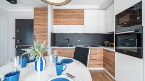 Apartament (7/5) | Cuina privada | Frigorífic, placa de cuina i bullidora elèctrica 