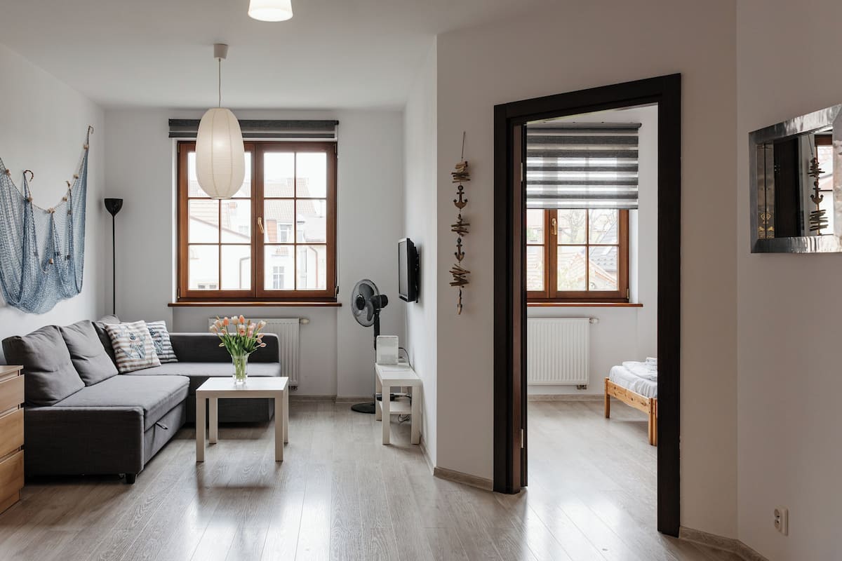 Appartement (19) | Woonruimte | Een 30-inch flatscreentelevisie met satellietzenders en een televisie