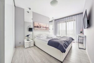 Tabla de planchar con plancha, wifi gratis y ropa de cama 