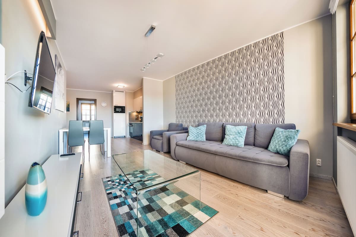Appartement (40) | Woonruimte | Een 30-inch flatscreentelevisie met satellietzenders en een televisie