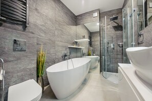 Appartement (7) | Badkamer | Een douche, handdoeken