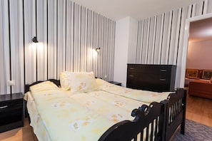 Free cots/infant beds, free WiFi, bed sheets