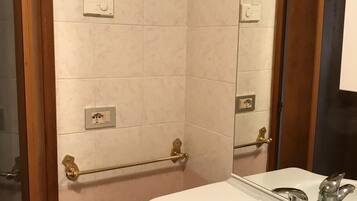 Douche, sĂšche-cheveux, bidet, serviettes fournies
