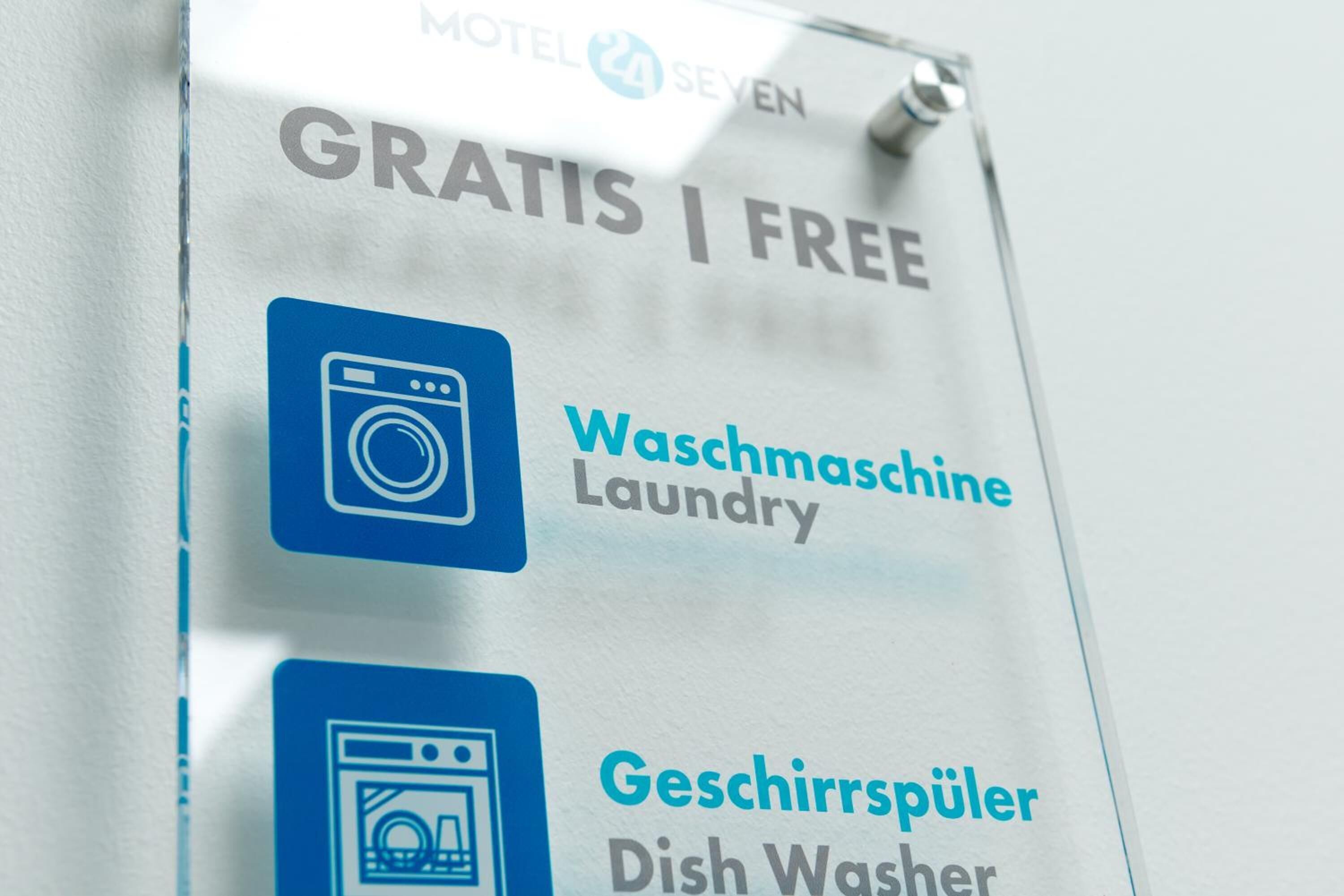 A sign offering free laundry and dishwashing services at a motel.