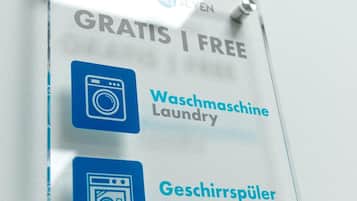 A sign offering free laundry and dishwashing services at a motel.