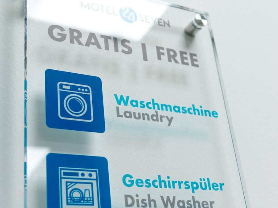 A sign offering free laundry and dishwashing services at a motel.