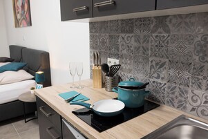 Habitación con 1 cama doble o 2 individuales, planta baja (2) | Decoración individual y espacio para trabajar con un portátil