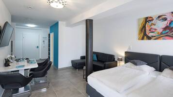 2 bedrooms, individually decorated, laptop workspace, blackout curtains