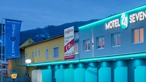A building with the sign "Motel 24 SEVEN" and a blue exterior. - Motel24seven (Bruck an der Mur)