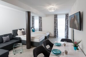 Apartamento, planta baja (4) | Decoración individual y espacio para trabajar con un portátil