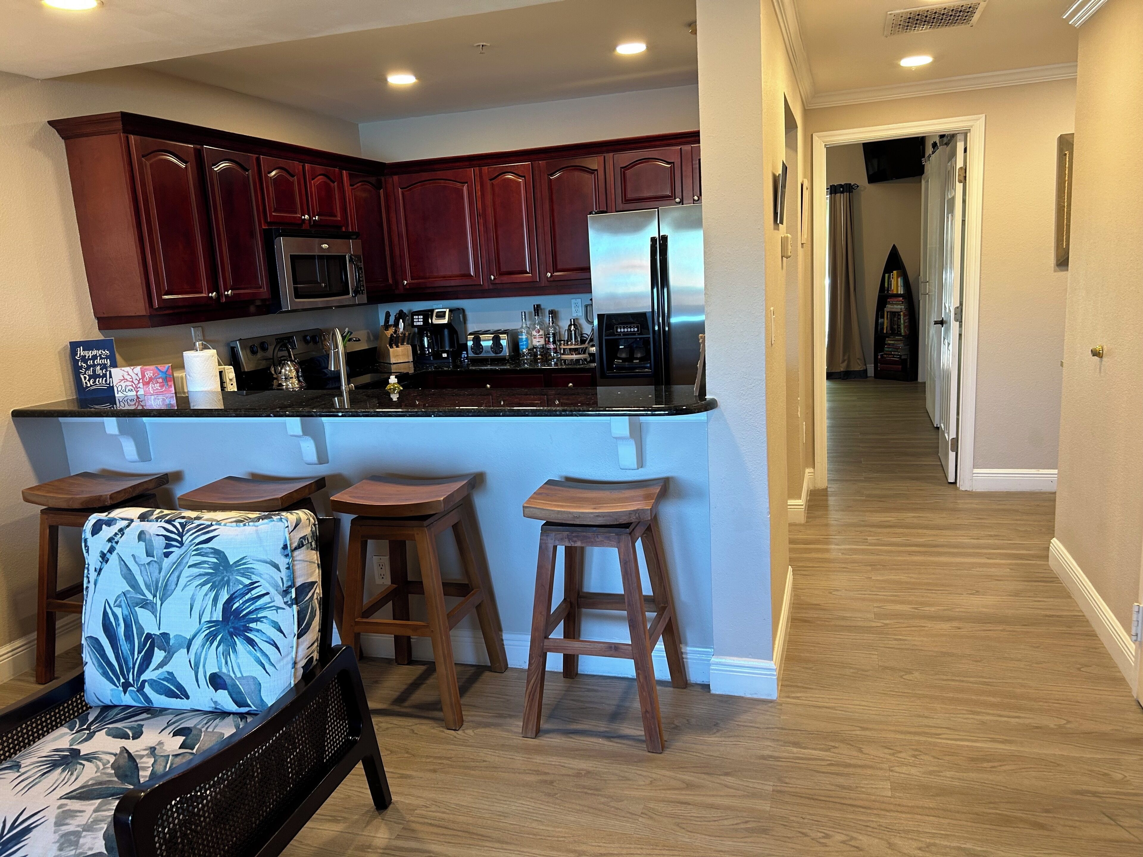 Jääkaappi, mikroaaltouuni, uuni, liesi