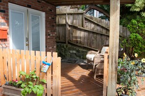 Unclassified image, 2 of 18, button - Excellent Location - Minutes to the Mountain (North Vancouver)