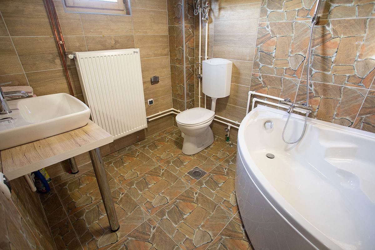 Ein Badezimmer mit Waschbecken, Toilette und Badewanne.