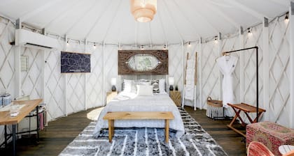 Lucky Arrow Retreat: Jurten