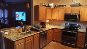 冷蔵庫、電子レンジ、オーブン、コンロ