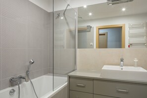 Deluxe Apartment (40A) | Bathroom | Hair dryer, towels - Apartamenty Sun&Snow Wczasowa Południowe (Ustka)
