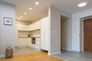 Refrigerador, placa de cocina, tetera/pava eléctrica