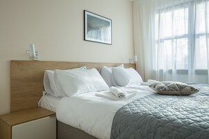 Tabla de planchar con plancha, wifi gratis y ropa de cama