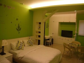 Desk, blackout curtains, free WiFi, bed sheets - Fishmoon Homestay (Magong)