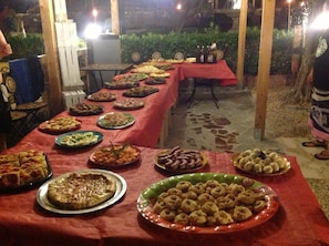 A buffet table with various dishes and drinks. - Vento del Sud (Chiaramonte Gulfi)