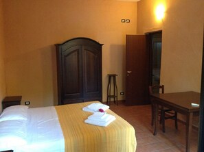 Familienzimmer, 2 Schlafzimmer, Verbindungszimmer | Zimmersafe, schallisolierte Zimmer, kostenloses WLAN, Bettwäsche