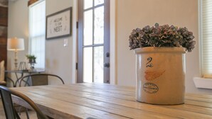 Une table en bois rustique, sur laquelle est posée une plante en pot, ce dernier étant de style ancien.