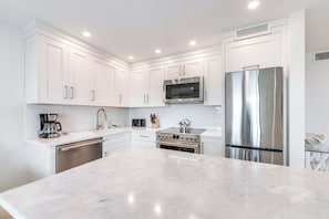 Fridge, microwave, oven, stovetop - OCEAN'S REACH 2B1: 1-Bdrm, Ground-Level, Direct Access To Pool/Beach! (Sanibel Island)