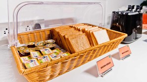 Ett frukostbord med bröd och pålägg.