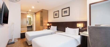 Deluxe Suite Twin | Living area | 32-inch TV with cable channels