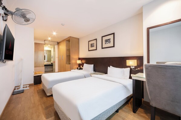 Deluxe kamer | Woonruimte | Een 32-inch televisie met kabelzenders