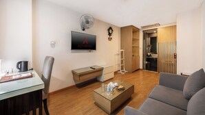 ห้องแฟมิลี่ | บริเวณนั่งเล่น | ทีวี 32 นิ้ว พร้อมช่องเคเบิล