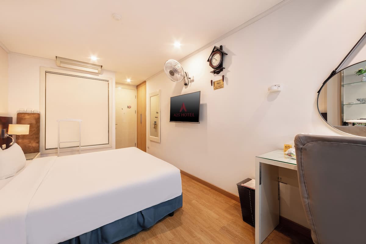 Deluxe Double Room | Minibar, in-room safe, blackout drapes, iron/ironing board