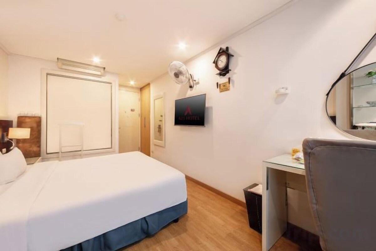 Minibar, caja fuerte, cortinas opacas y tabla de planchar con plancha