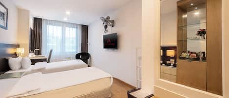 Deluxe Suite Twin | Minibar, caja fuerte, cortinas opacas y tabla de planchar con plancha
