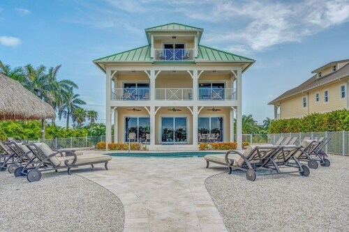 W09 - New Luxury Property! Breathtaking Canal Front Pool Home - Sleeps 14